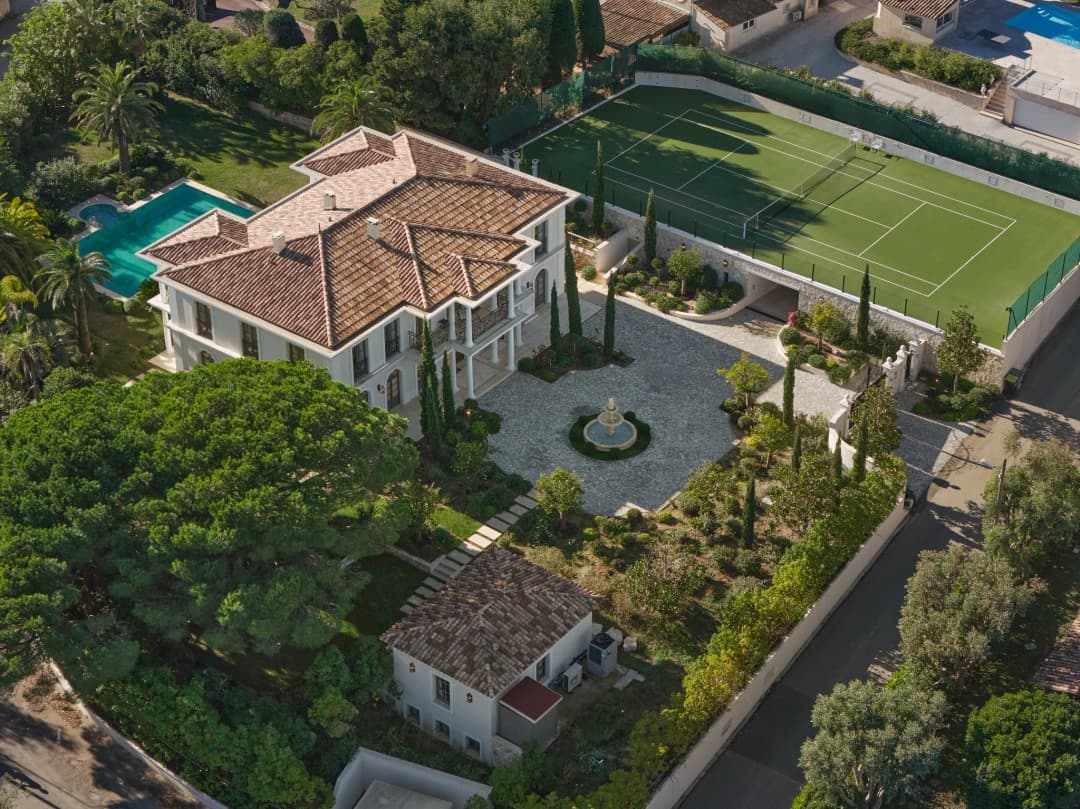 Aerial view of the estate and its tennis court
